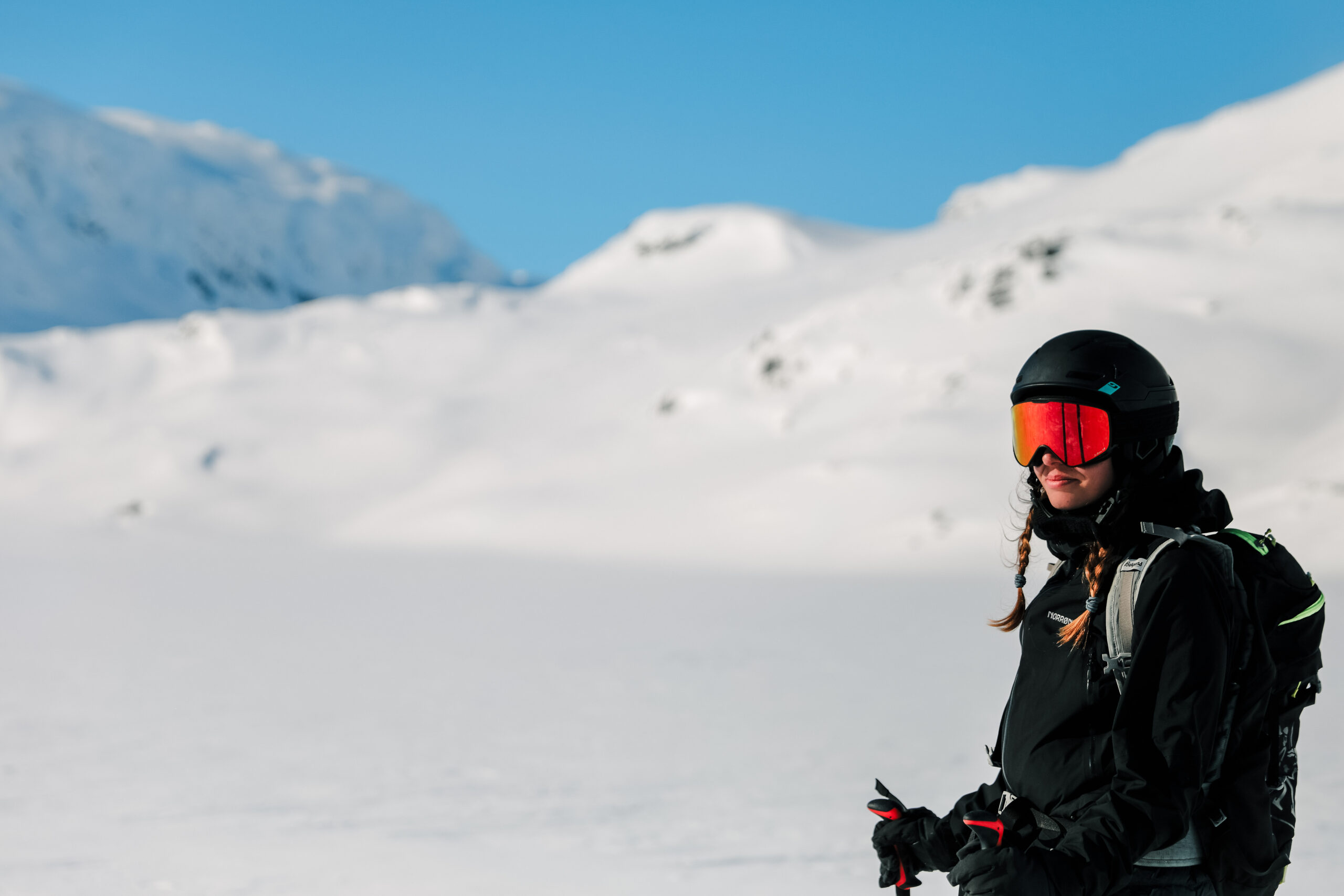Skikjører på fjellet i sola