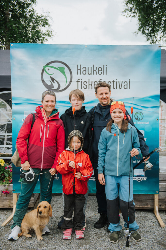 Familie på fiskefestival